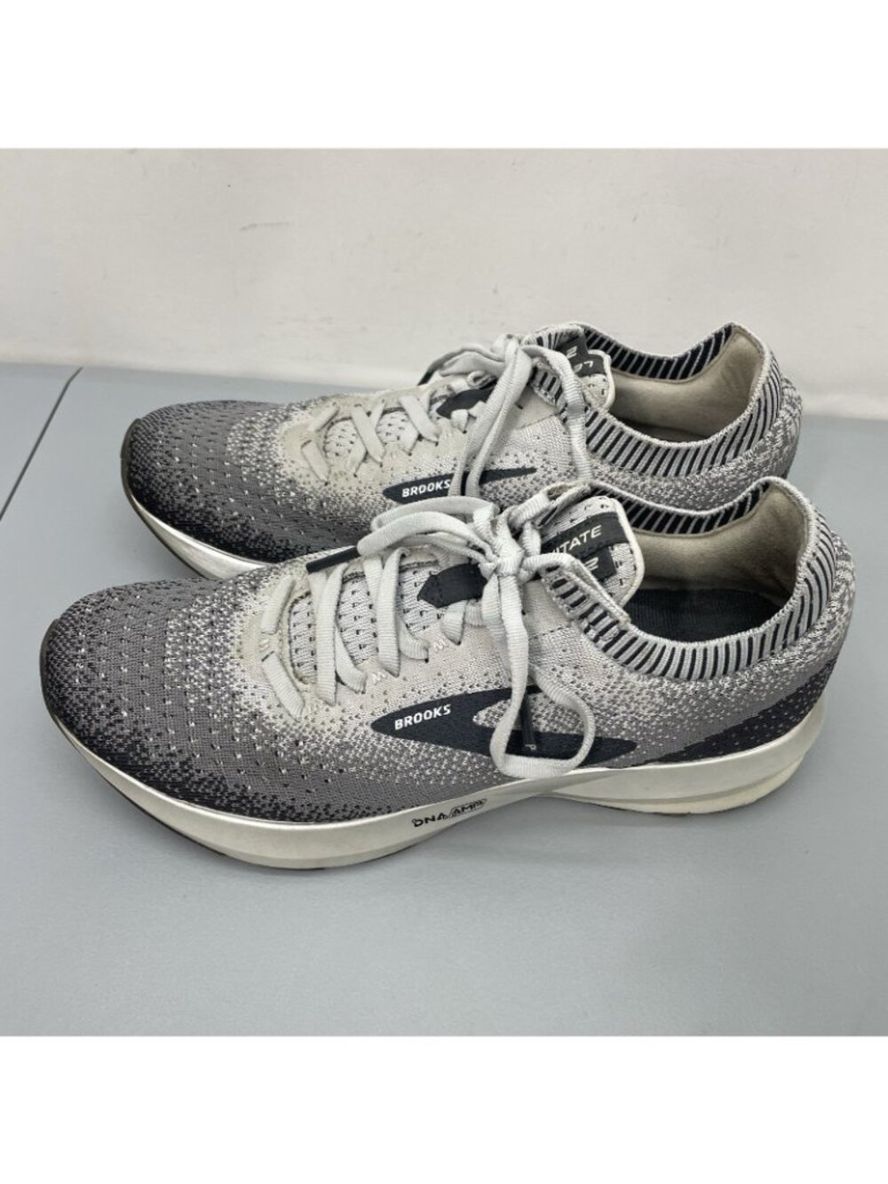 Brooks Levitate 2 Sneakers Shoes Running Training Athletic Gray Womens 8 - Picture 6 of 13